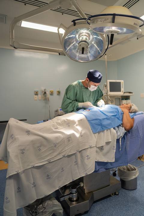 felipe-lopes-fotografia-fotografo-em-osorio-ensaio-empresarial-medico-cirurgiao-fotos-em-hospital-sala-de-cirurgia'