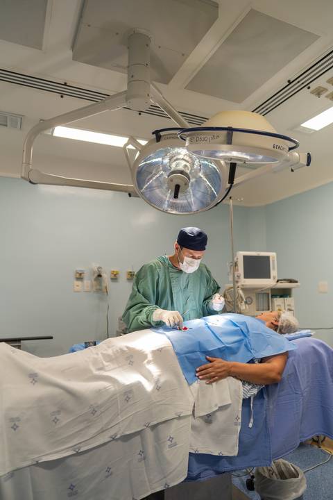 felipe-lopes-fotografia-fotografo-em-osorio-ensaio-empresarial-medico-cirurgiao-fotos-em-hospital-sala-de-cirurgia'