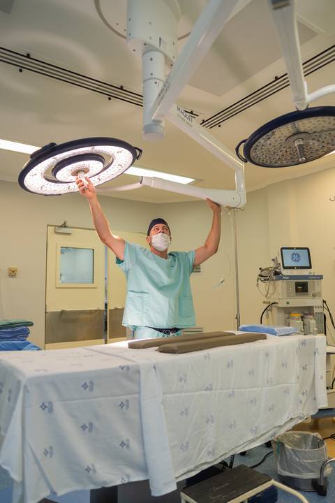 felipe-lopes-fotografia-fotografo-em-osorio-ensaio-empresarial-medico-cirurgiao-fotos-em-hospital-sala-de-cirurgia'