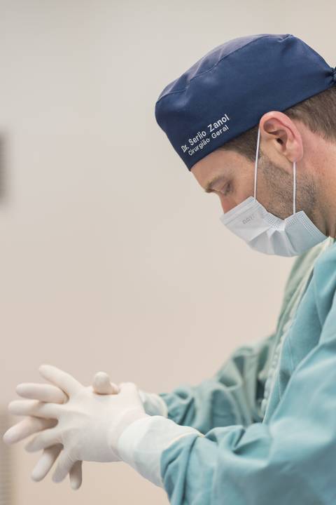 felipe-lopes-fotografia-fotografo-em-osorio-ensaio-empresarial-medico-cirurgiao-fotos-em-hospital-sala-de-cirurgia'