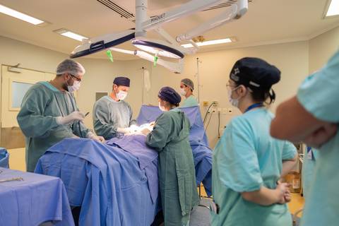 felipe-lopes-fotografia-fotografo-em-osorio-ensaio-empresarial-medico-cirurgiao-fotos-em-hospital-sala-de-cirurgia'