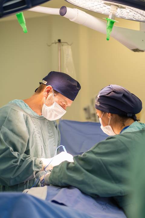 felipe-lopes-fotografia-fotografo-em-osorio-ensaio-empresarial-medico-cirurgiao-fotos-em-hospital-sala-de-cirurgia'