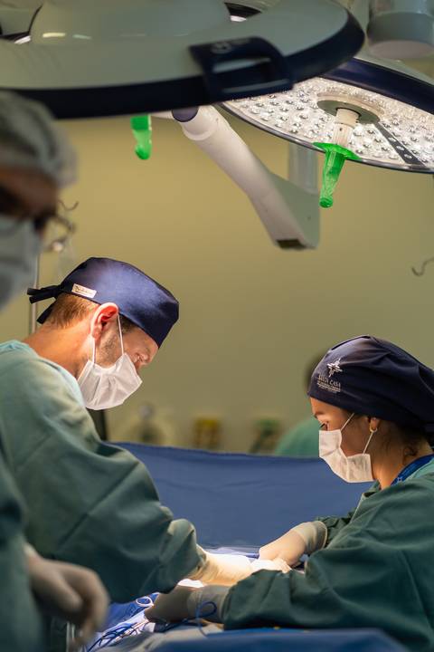 felipe-lopes-fotografia-fotografo-em-osorio-ensaio-empresarial-medico-cirurgiao-fotos-em-hospital-sala-de-cirurgia'