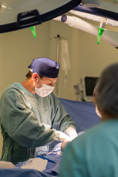 felipe-lopes-fotografia-fotografo-em-osorio-ensaio-empresarial-medico-cirurgiao-fotos-em-hospital-sala-de-cirurgia'