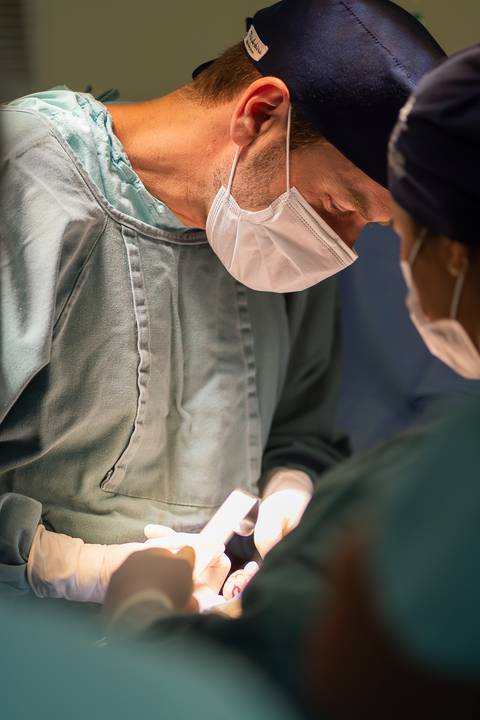 felipe-lopes-fotografia-fotografo-em-osorio-ensaio-empresarial-medico-cirurgiao-fotos-em-hospital-sala-de-cirurgia'