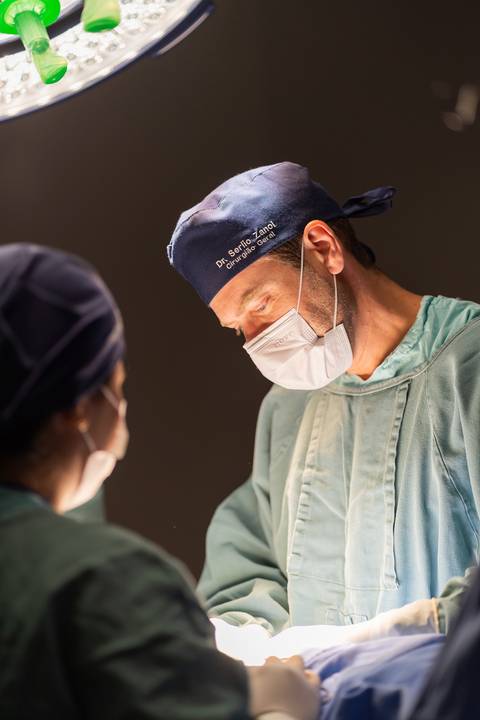 felipe-lopes-fotografia-fotografo-em-osorio-ensaio-empresarial-medico-cirurgiao-fotos-em-hospital-sala-de-cirurgia'