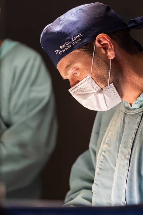 felipe-lopes-fotografia-fotografo-em-osorio-ensaio-empresarial-medico-cirurgiao-fotos-em-hospital-sala-de-cirurgia'