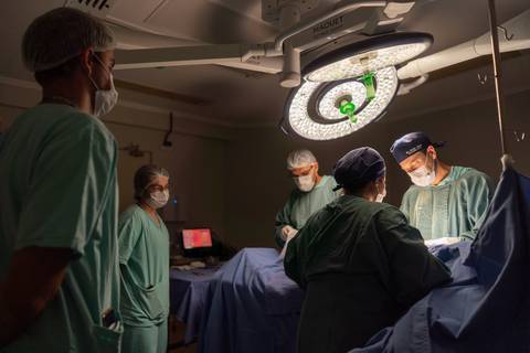 felipe-lopes-fotografia-fotografo-em-osorio-ensaio-empresarial-medico-cirurgiao-fotos-em-hospital-sala-de-cirurgia'