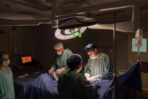 felipe-lopes-fotografia-fotografo-em-osorio-ensaio-empresarial-medico-cirurgiao-fotos-em-hospital-sala-de-cirurgia'