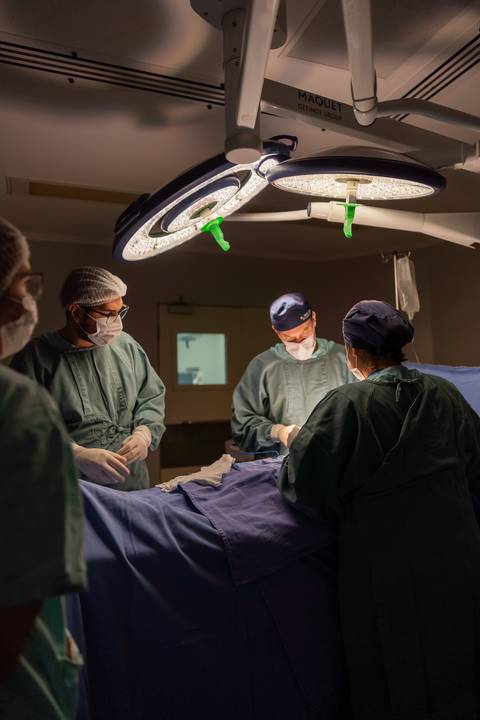 felipe-lopes-fotografia-fotografo-em-osorio-ensaio-empresarial-medico-cirurgiao-fotos-em-hospital-sala-de-cirurgia'