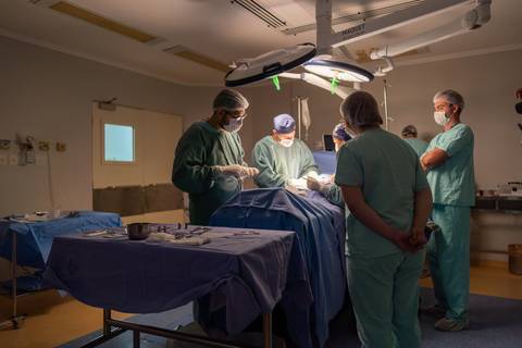 felipe-lopes-fotografia-fotografo-em-osorio-ensaio-empresarial-medico-cirurgiao-fotos-em-hospital-sala-de-cirurgia'