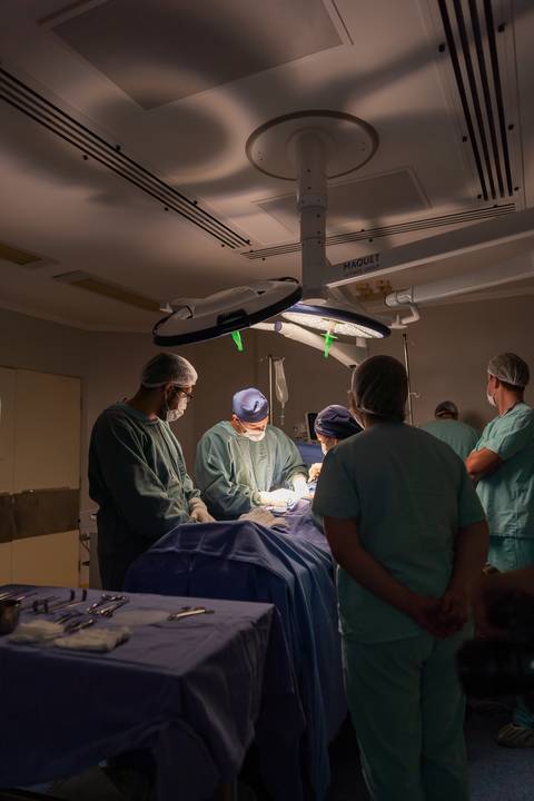 felipe-lopes-fotografia-fotografo-em-osorio-ensaio-empresarial-medico-cirurgiao-fotos-em-hospital-sala-de-cirurgia'