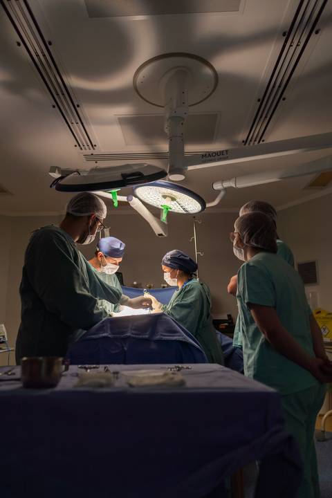 felipe-lopes-fotografia-fotografo-em-osorio-ensaio-empresarial-medico-cirurgiao-fotos-em-hospital-sala-de-cirurgia'