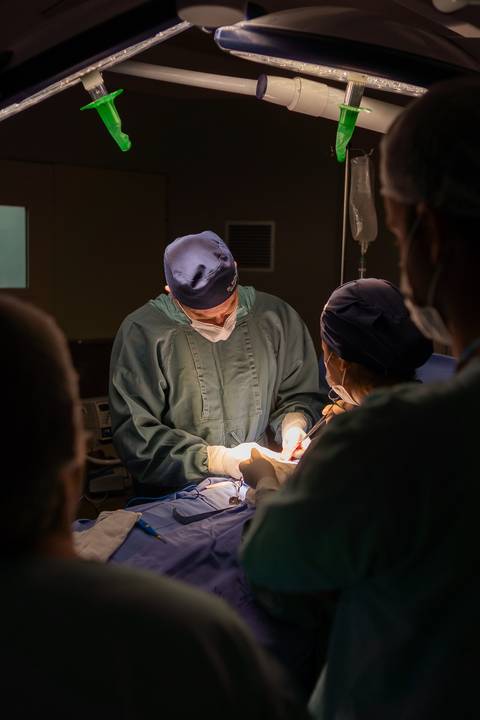 felipe-lopes-fotografia-fotografo-em-osorio-ensaio-empresarial-medico-cirurgiao-fotos-em-hospital-sala-de-cirurgia'