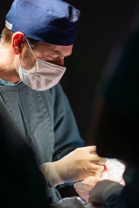 felipe-lopes-fotografia-fotografo-em-osorio-ensaio-empresarial-medico-cirurgiao-fotos-em-hospital-sala-de-cirurgia'