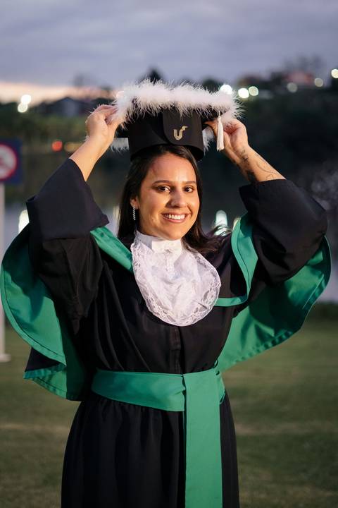felipe-lopes-fotografia-fotografo-em-osorio-cerimonia-de-colacao-de-grau-unisinos-direito-sao-leopoldo-ensaio-de-formatura-prova-de-toga-pre-cerimonia-no-campus-unisinos'