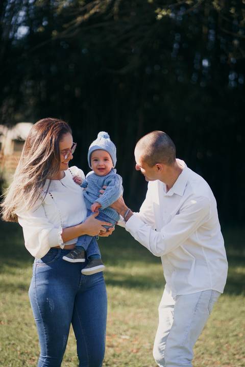 felipe-lopes-fotografia-fotografo-em-osorio-ensaio-de-familia-com-bebe-crianca-externo-por-do-sol-natureza'