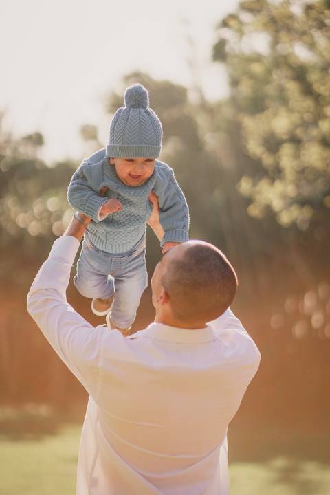 felipe-lopes-fotografia-fotografo-em-osorio-ensaio-de-familia-com-bebe-crianca-externo-por-do-sol-natureza'