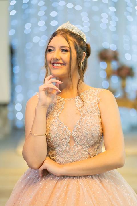 felipe-lopes-fotografia-fotografo-em-osorio-festa-de-15-anos-debutante-em-tramandai-rio-grande-do-sul-fotos-posadas-na-decoracao-com-rosas'