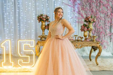 felipe-lopes-fotografia-fotografo-em-osorio-festa-de-15-anos-debutante-em-tramandai-rio-grande-do-sul-fotos-posadas-na-decoracao-com-rosas'