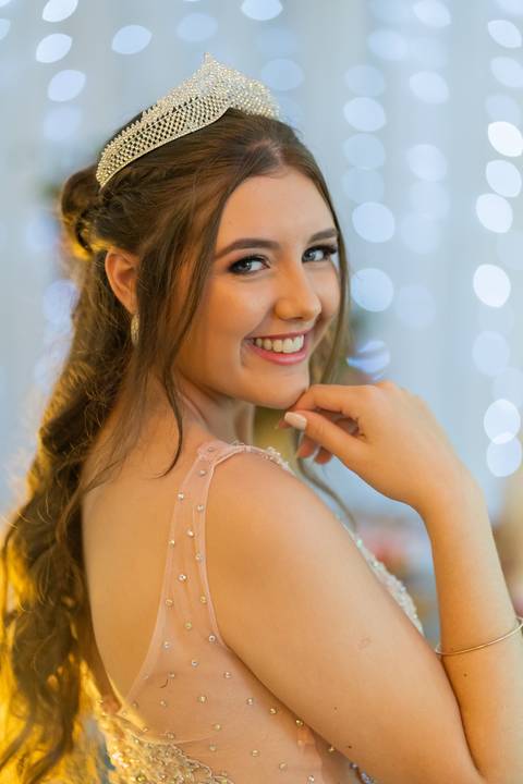 felipe-lopes-fotografia-fotografo-em-osorio-festa-de-15-anos-debutante-em-tramandai-rio-grande-do-sul-fotos-posadas-na-decoracao-com-rosas'