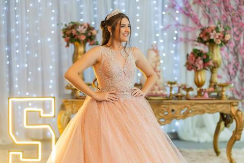 felipe-lopes-fotografia-fotografo-em-osorio-festa-de-15-anos-debutante-em-tramandai-rio-grande-do-sul-fotos-posadas-na-decoracao-com-rosas'