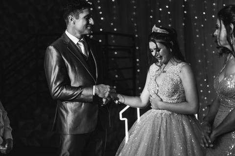 felipe-lopes-fotografia-fotografo-em-osorio-festa-de-15-anos-debutante-em-tramandai-rio-grande-do-sul-fotos-das-homenagens-e-entrega-do-anel'