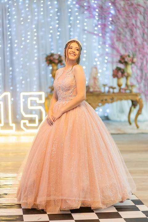 felipe-lopes-fotografia-fotografo-em-osorio-festa-de-15-anos-debutante-em-tramandai-rio-grande-do-sul-fotos-posadas-na-decoracao-com-rosas'