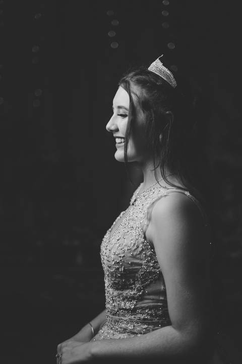 felipe-lopes-fotografia-fotografo-em-osorio-festa-de-15-anos-debutante-em-tramandai-rio-grande-do-sul-fotos-posadas-na-decoracao-com-rosas'