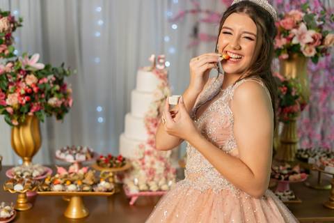 felipe-lopes-fotografia-fotografo-em-osorio-festa-de-15-anos-debutante-em-tramandai-rio-grande-do-sul-fotos-posadas-na-decoracao-com-rosas'