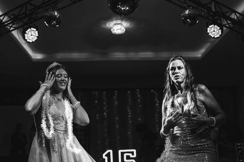 felipe-lopes-fotografia-fotografo-em-osorio-festa-de-15-anos-debutante-em-tramandai-rio-grande-do-sul-fotos-da-abertura-da-balada'