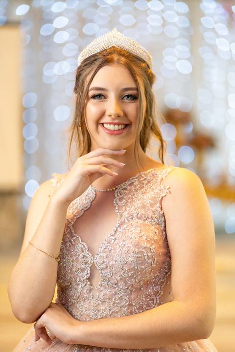 felipe-lopes-fotografia-fotografo-em-osorio-festa-de-15-anos-debutante-em-tramandai-rio-grande-do-sul-fotos-posadas-na-decoracao-com-rosas'