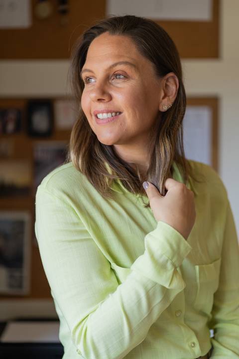 felipe-lopes-fotografia-fotografo-em-osorio-ensaio-empresarial-da-alice-knop-freire-em-casa-fotos-espontaneas-despojadas-profissionais-em-santo-antonio-da-patrulha-rio-grande-do-sul'