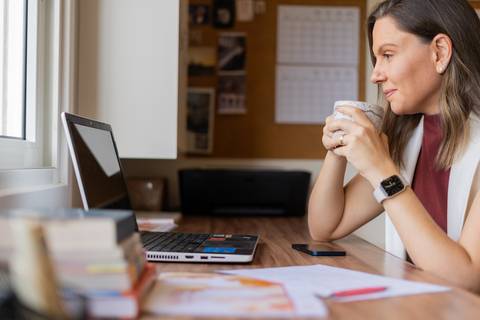 felipe-lopes-fotografia-fotografo-em-osorio-ensaio-empresarial-da-alice-knop-freire-em-casa-fotos-espontaneas-despojadas-profissionais-em-santo-antonio-da-patrulha-rio-grande-do-sul'