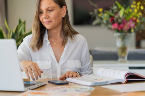 felipe-lopes-fotografia-fotografo-em-osorio-ensaio-empresarial-da-alice-knop-freire-em-casa-fotos-espontaneas-despojadas-profissionais-em-santo-antonio-da-patrulha-rio-grande-do-sul'