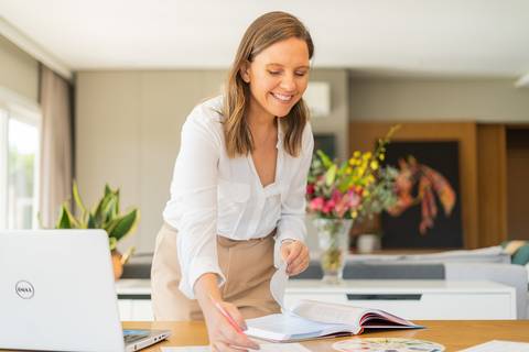 felipe-lopes-fotografia-fotografo-em-osorio-ensaio-empresarial-da-alice-knop-freire-em-casa-fotos-espontaneas-despojadas-profissionais-em-santo-antonio-da-patrulha-rio-grande-do-sul'
