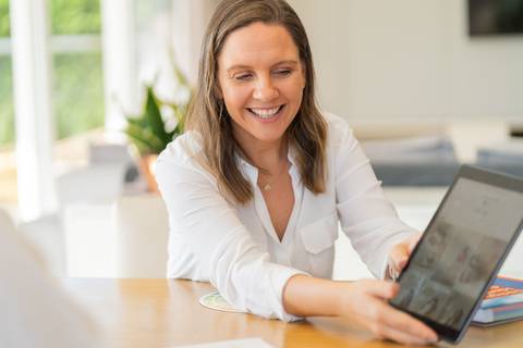 felipe-lopes-fotografia-fotografo-em-osorio-ensaio-empresarial-da-alice-knop-freire-em-casa-fotos-espontaneas-despojadas-profissionais-em-santo-antonio-da-patrulha-rio-grande-do-sul'