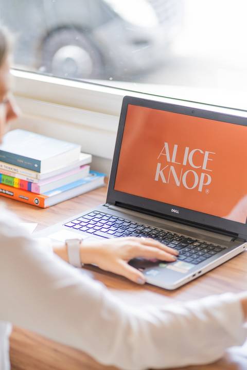 felipe-lopes-fotografia-fotografo-em-osorio-ensaio-empresarial-da-alice-knop-freire-em-casa-fotos-espontaneas-despojadas-profissionais-em-santo-antonio-da-patrulha-rio-grande-do-sul'