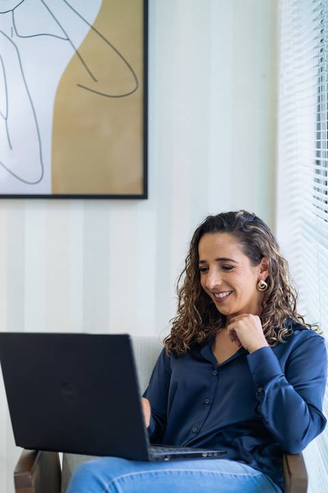 felipe-lopes-fotografia-fotografo-em-osorio-ensaio-empresarial-da-alice-knop-freire-em-casa-fotos-espontaneas-despojadas-profissionais-em-santo-antonio-da-patrulha-rio-grande-do-sul'