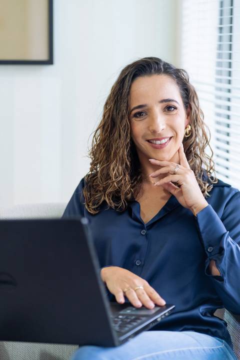 felipe-lopes-fotografia-fotografo-em-osorio-ensaio-empresarial-da-alice-knop-freire-em-casa-fotos-espontaneas-despojadas-profissionais-em-santo-antonio-da-patrulha-rio-grande-do-sul'