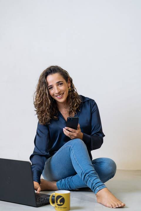 felipe-lopes-fotografia-fotografo-em-osorio-ensaio-empresarial-da-alice-knop-freire-em-casa-fotos-espontaneas-despojadas-profissionais-em-santo-antonio-da-patrulha-rio-grande-do-sul'