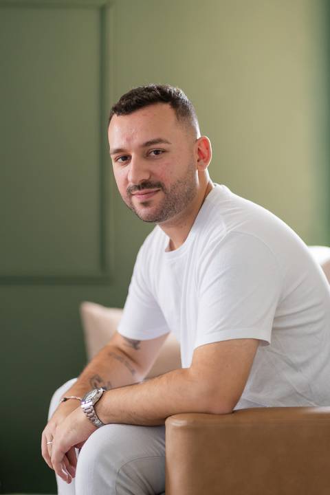 felipe-lopes-fotografia-fotografo-em-osorio-ensaio-empresarial-de-socios-homens-de-empresa-de-co-working-nuvem-espaco-criativo-retratos-corporativos-em-estudio'