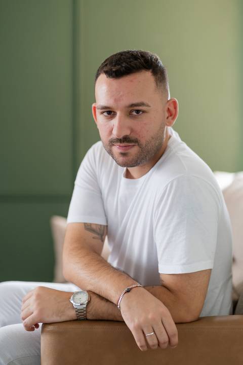 felipe-lopes-fotografia-fotografo-em-osorio-ensaio-empresarial-de-socios-homens-de-empresa-de-co-working-nuvem-espaco-criativo-retratos-corporativos-em-estudio'