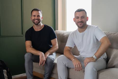 felipe-lopes-fotografia-fotografo-em-osorio-ensaio-empresarial-de-socios-homens-de-empresa-de-co-working-nuvem-espaco-criativo-retratos-corporativos-em-estudio'