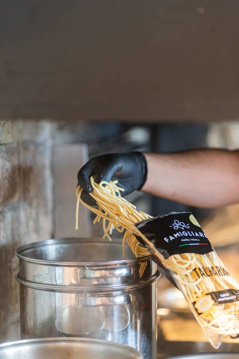 felipe-lopes-fotografia-fotografo-em-osorio-ensaio-empresarial-de-marca-de-comida-massas-famigliare-fotos-para-acervo-criacao-de-conteudo-nas-redes'