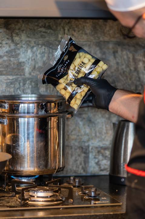 felipe-lopes-fotografia-fotografo-em-osorio-ensaio-empresarial-de-marca-de-comida-massas-famigliare-fotos-para-acervo-criacao-de-conteudo-nas-redes'