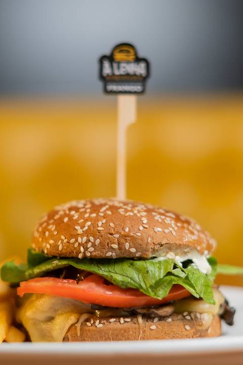 felipe-lopes-fotografia-fotografo-em-osorio-ensaio-empresarial-de-marca-de-comida-restaurante-a-lenha-hamburgueria-fotos-para-acervo-e-criacao-de-conteudo-e-site'