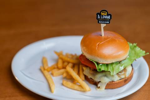 felipe-lopes-fotografia-fotografo-em-osorio-ensaio-empresarial-de-marca-de-comida-restaurante-a-lenha-hamburgueria-fotos-para-acervo-e-criacao-de-conteudo-e-site'