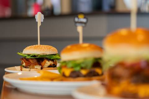 felipe-lopes-fotografia-fotografo-em-osorio-ensaio-empresarial-de-marca-de-comida-restaurante-a-lenha-hamburgueria-fotos-para-acervo-e-criacao-de-conteudo-e-site'