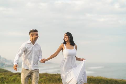 felipe-lopes-fotografia-fotografo-em-osorio--rio-grande-do-sul-ensaio-de-casal-pre-wedding-em-torres-praia-da-guarita-por-do-sol-intimista-atemporal-espontaneo-'